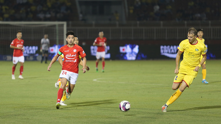 3 ngoại binh giành bóng, vây Lee Nguyễn tranh đá phạt đền - 9