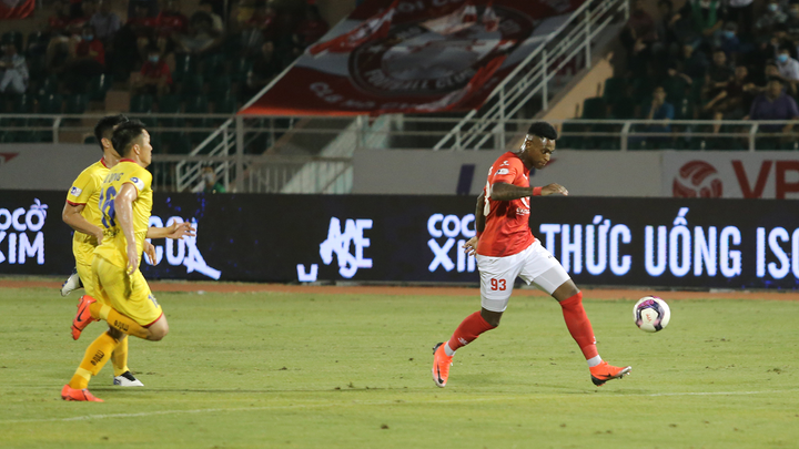 3 ngoại binh giành bóng, vây Lee Nguyễn tranh đá phạt đền - 4