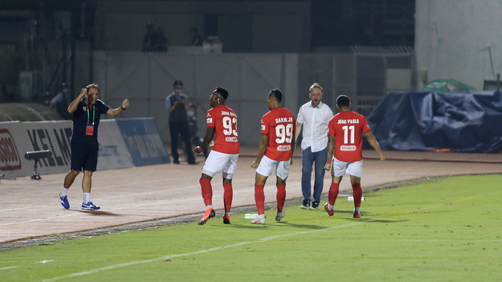 3 ngoại binh giành bóng, vây Lee Nguyễn tranh đá phạt đền - 5