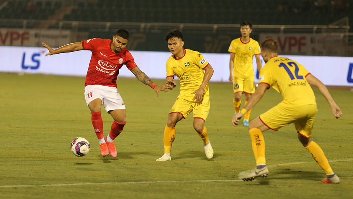 3 ngoại binh giành bóng, vây Lee Nguyễn tranh đá phạt đền - 6