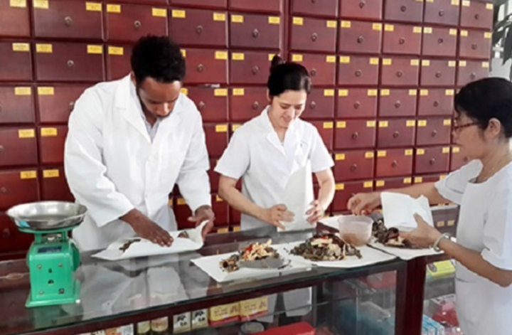 'Đông y gia truyền mạng' bắt bệnh qua điện thoại, bán thuốc không cần khám - 2