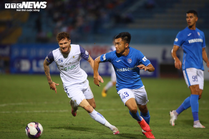 Trực tiếp bóng đá Hà Nội FC 4-0 Than Quảng Ninh: Quảng Ninh thay nửa đội hình - 2