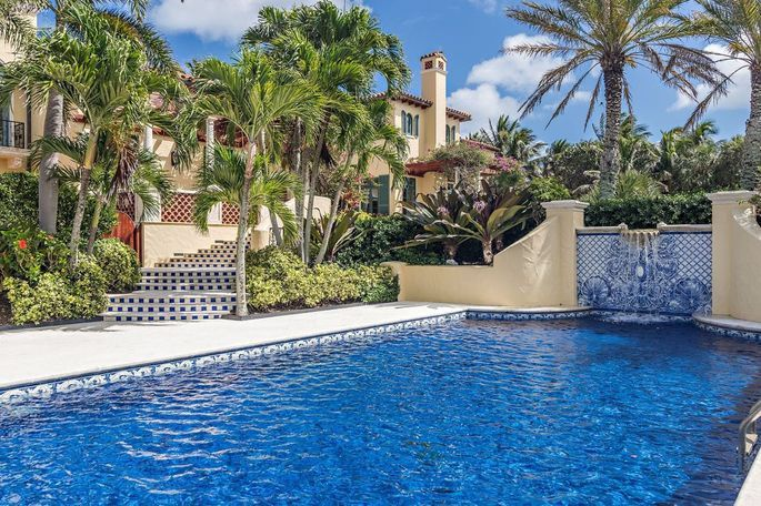 Cận cảnh biệt thự nghỉ mát 80 triệu USD của người giàu thứ 7 thế giới - 8