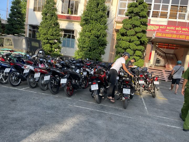 Gặp CSGT, cả băng 'quái xế' lao xe vào vườn, phi xuống kênh bỏ trốn - 1