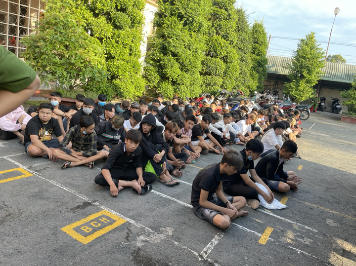 Gặp CSGT, cả băng 'quái xế' lao xe vào vườn, phi xuống kênh bỏ trốn - 5