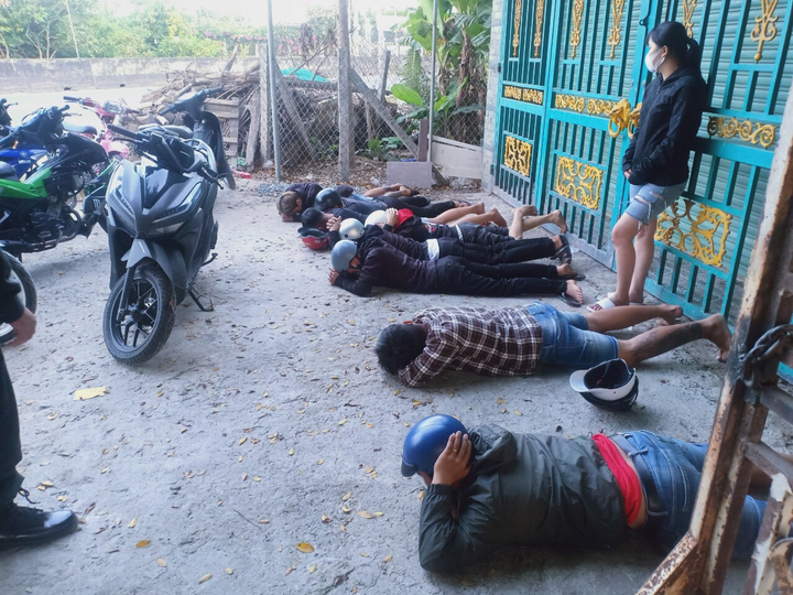 Gặp CSGT, cả băng 'quái xế' lao xe vào vườn, phi xuống kênh bỏ trốn - 3