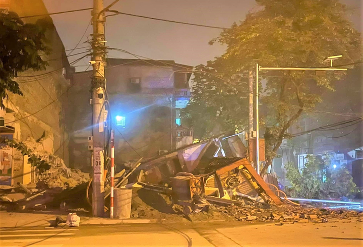 Nhà 3 tầng đổ sập trong đêm, cụ bà may mắn thoát chết - 1