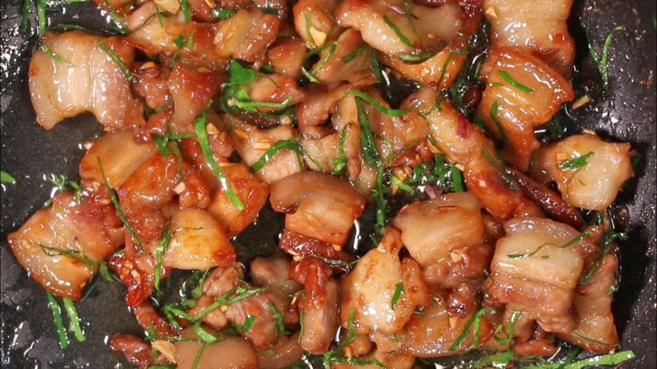 Thịt ba chỉ rang lá chanh lạ miệng, ngon 'đứt lưỡi' - 1