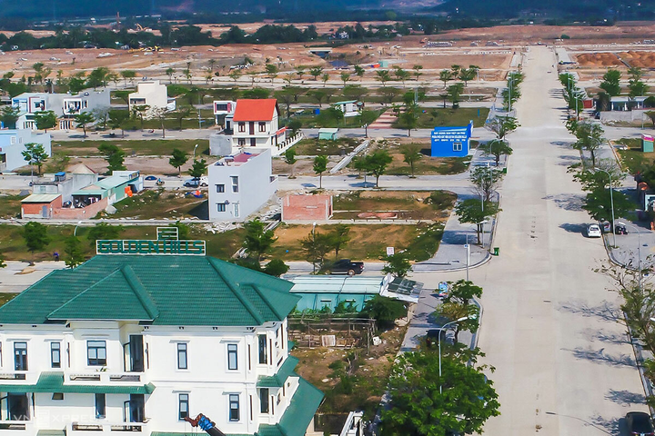 Sốt đất ở nhiều nơi: Không thỏa mãn với hoa hồng, 'cò' ào ạt bùng cọc kiếm lời - 1