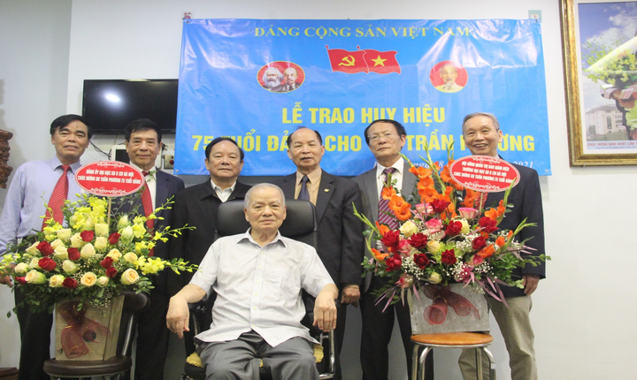 GS Trần Phương được trao Huy hiệu 75 năm tuổi Đảng - 5