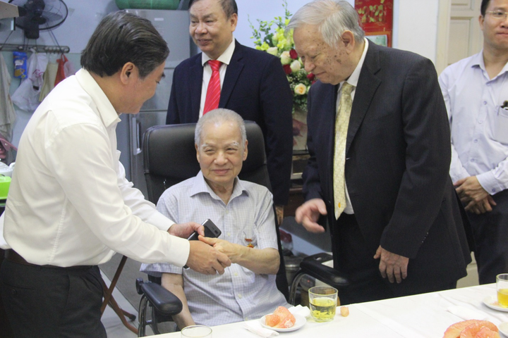 GS Trần Phương được trao Huy hiệu 75 năm tuổi Đảng - 6