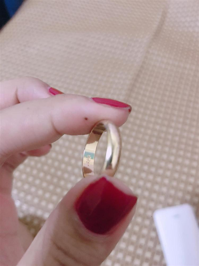 Cô dâu đăng đàn 'dằn mặt' bạn vì mừng quà cưới bằng nhẫn vàng, tại sao nên nỗi? - 1