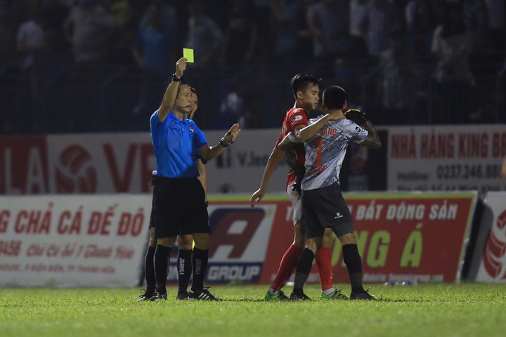 Cầu thủ, huấn luyện viên phản ứng trọng tài ngày càng nhiều - 1