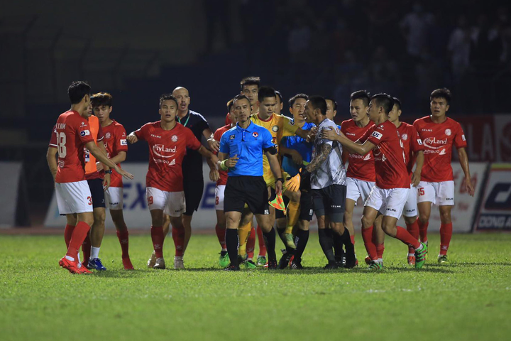 HLV Polking bức xúc: Trọng tài thiên vị Thanh Hóa, không hiểu nổi - 1