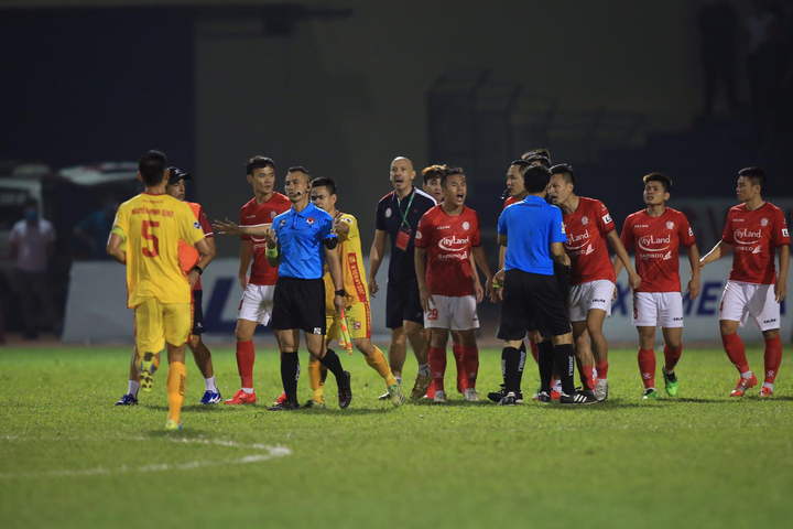 Cầu thủ, HLV TP.HCM nổi loạn, cảnh sát cơ động hộ tống trọng tài rời sân - 6