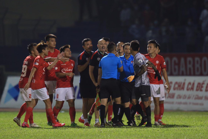 Quây trọng tài phản ứng, cầu thủ, HLV TP.HCM bị phạt nặng - 1