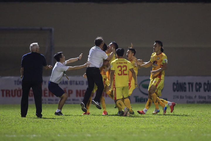 Cầu thủ, HLV TP.HCM nổi loạn, cảnh sát cơ động hộ tống trọng tài rời sân - 2