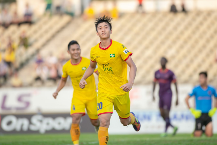 Kết quả V-League: CLB TP.HCM rơi chiến thắng, SLNA thoát nhóm nguy hiểm - 2