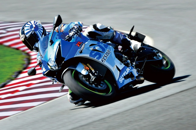 'Soi' mô tô Suzuki GSX-R1000 Minh Nhựa cầm lái ở Bình Dương - 10