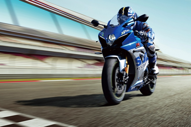 'Soi' mô tô Suzuki GSX-R1000 Minh Nhựa cầm lái ở Bình Dương - 5