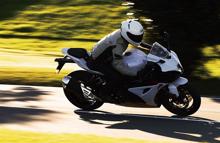 'Soi' mô tô Suzuki GSX-R1000 Minh Nhựa cầm lái ở Bình Dương - 9