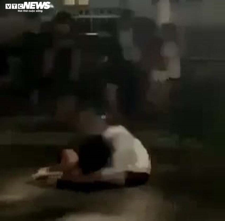 Clip 2 cô gái đánh nhau giữa đường gây xôn xao: Công an TP Huế vào cuộc - 1