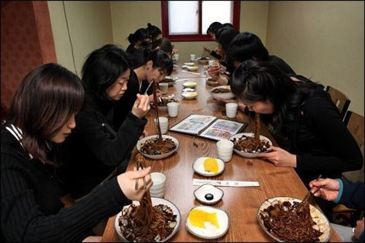 Tại sao dân FA ăn mỳ tương đen vào ngày Valentine đen 14/4? - 2