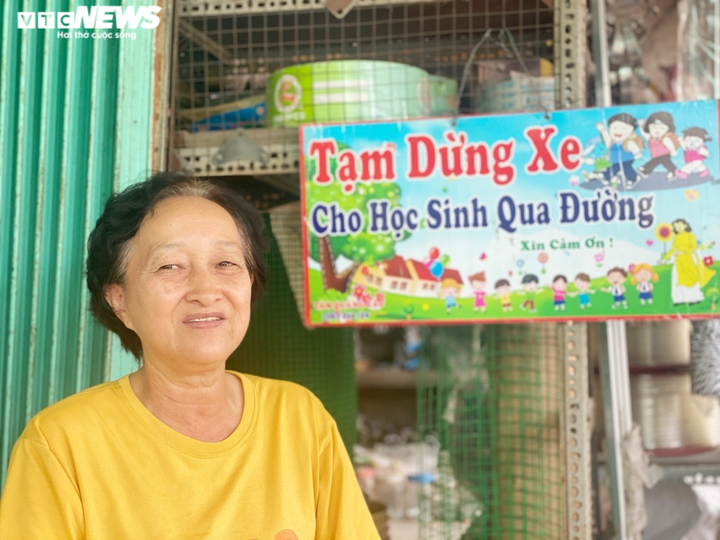 Người phụ nữ ngày ngày chặn xe tải, xe đầu kéo xin đường cho học sinh ở TP.HCM - 2