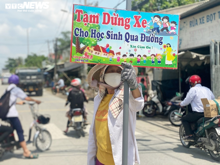 Người phụ nữ ngày ngày chặn xe tải, xe đầu kéo xin đường cho học sinh ở TP.HCM - 1