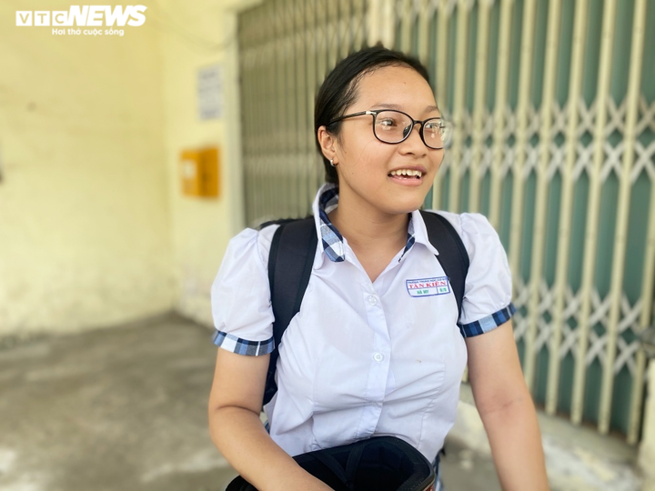 Người phụ nữ ngày ngày chặn xe tải, xe đầu kéo xin đường cho học sinh ở TP.HCM - 6