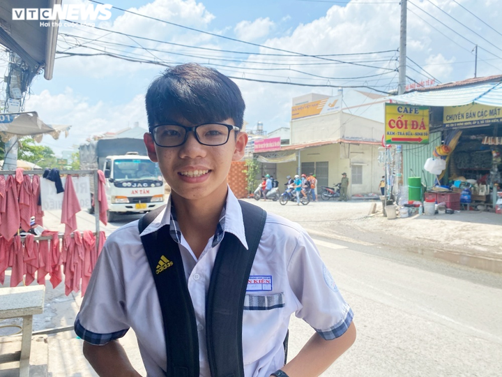 Người phụ nữ ngày ngày chặn xe tải, xe đầu kéo xin đường cho học sinh ở TP.HCM - 7