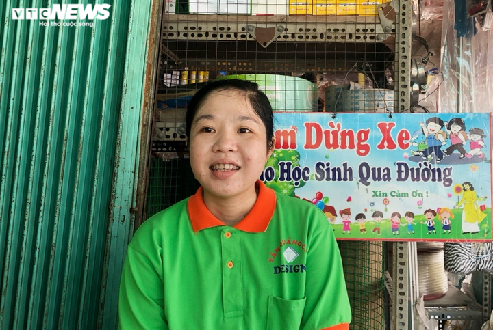 Người phụ nữ ngày ngày chặn xe tải, xe đầu kéo xin đường cho học sinh ở TP.HCM - 8