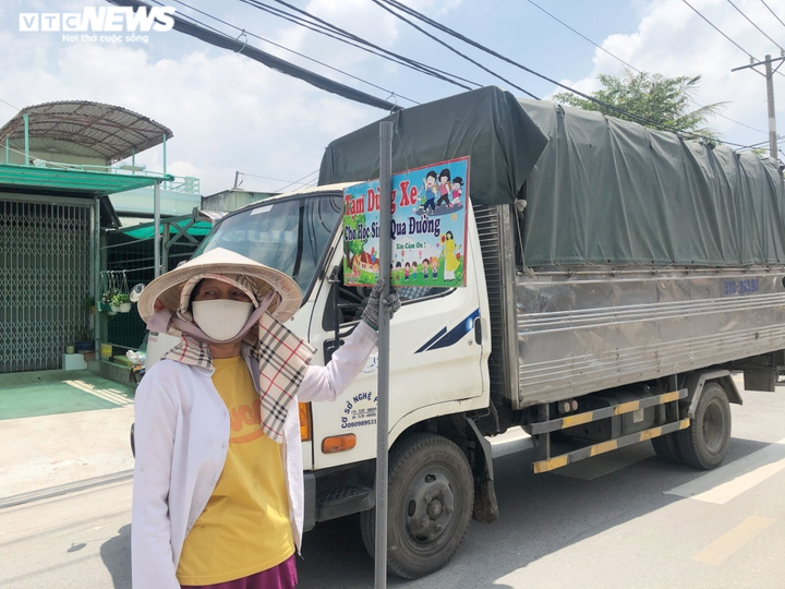 Người phụ nữ ngày ngày chặn xe tải, xe đầu kéo xin đường cho học sinh ở TP.HCM - 4