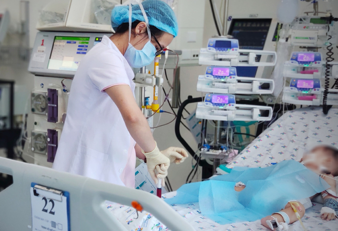 Bé gái 6 tháng tuổi suýt chết vì virus EV71 - 1