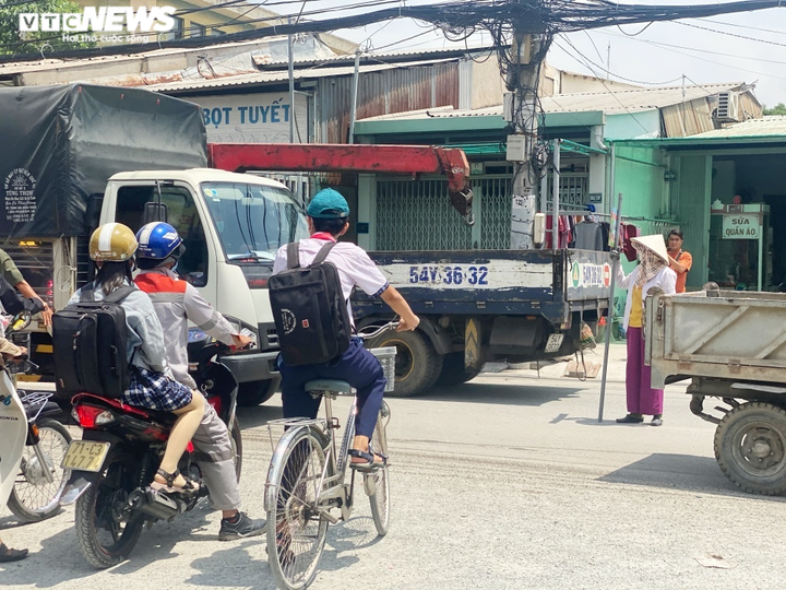 Người phụ nữ ngày ngày chặn xe tải, xe đầu kéo xin đường cho học sinh ở TP.HCM - 5