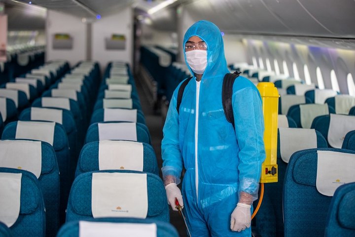 Bàn tay người lau dọn vô danh sau những chuyến bay kỳ tích - 2