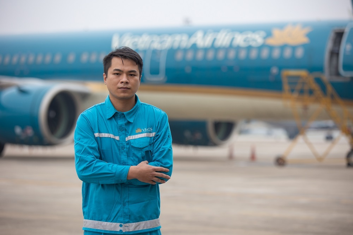 Bàn tay người lau dọn vô danh sau những chuyến bay kỳ tích - 1