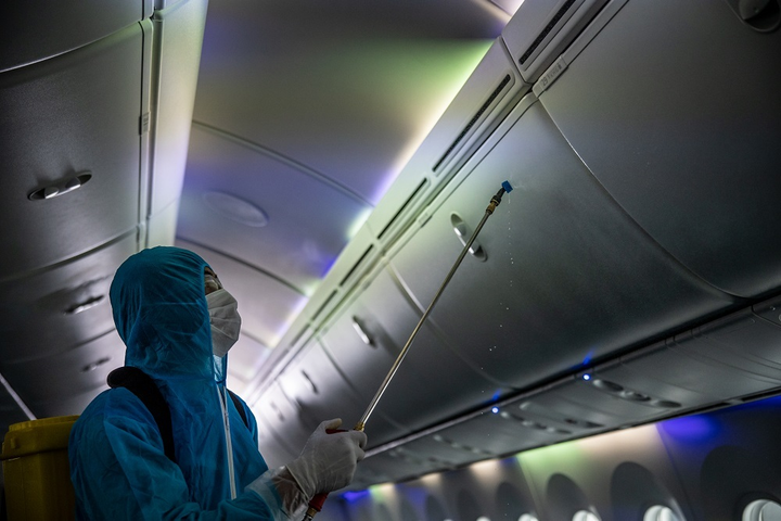 Bàn tay người lau dọn vô danh sau những chuyến bay kỳ tích - 4