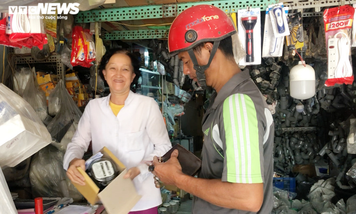 Người phụ nữ ngày ngày chặn xe tải, xe đầu kéo xin đường cho học sinh ở TP.HCM - 3