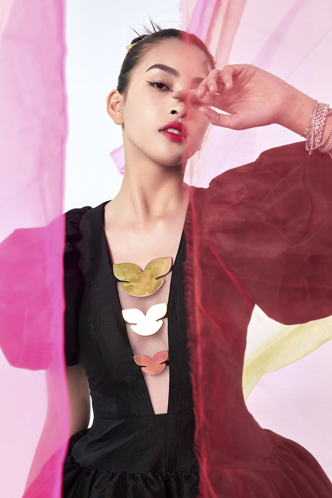 Hoa hậu Tiểu Vy rực rỡ chào hè với những mẫu thời trang độc bản - 10