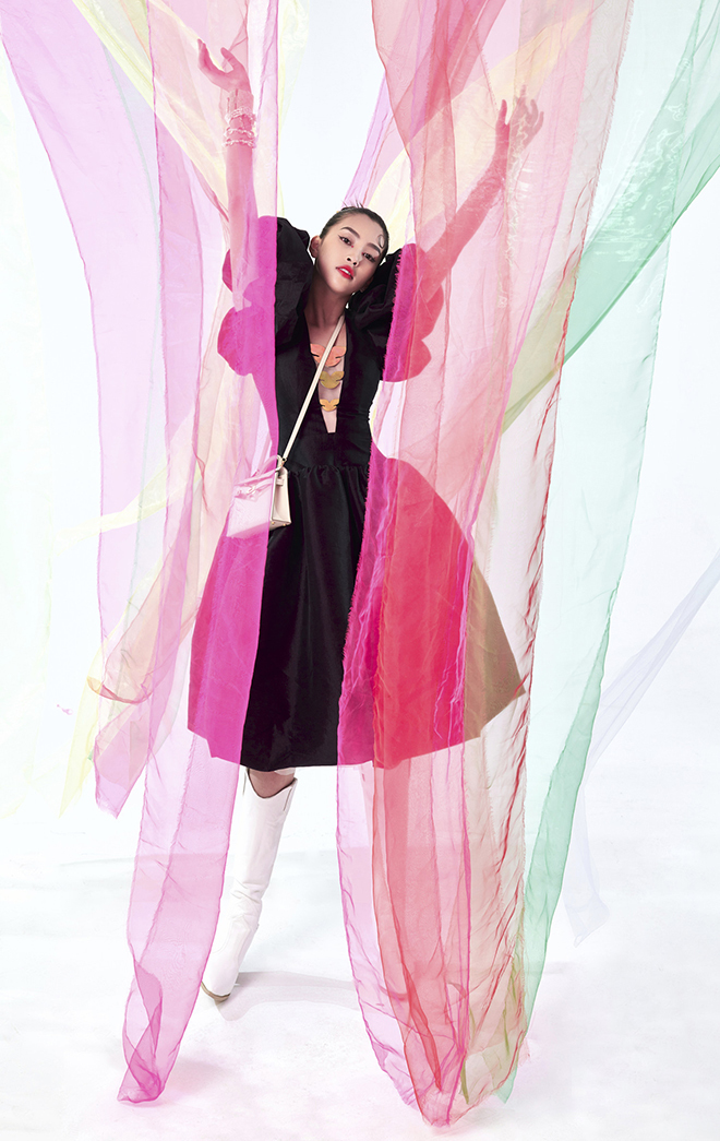 Hoa hậu Tiểu Vy rực rỡ chào hè với những mẫu thời trang độc bản - 9