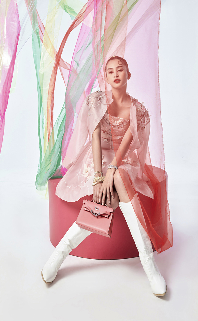 Hoa hậu Tiểu Vy rực rỡ chào hè với những mẫu thời trang độc bản - 12