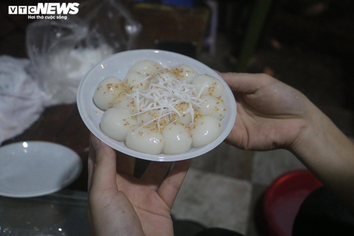 Người Hà Nội xếp hàng dài, chờ cả tiếng đồng hồ mua bánh trôi ngày Tết Hàn thực - 10