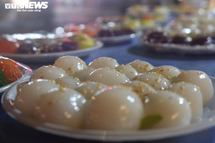 Người Hà Nội xếp hàng dài, chờ cả tiếng đồng hồ mua bánh trôi ngày Tết Hàn thực - 11