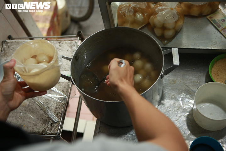 Người Hà Nội xếp hàng dài, chờ cả tiếng đồng hồ mua bánh trôi ngày Tết Hàn thực - 12