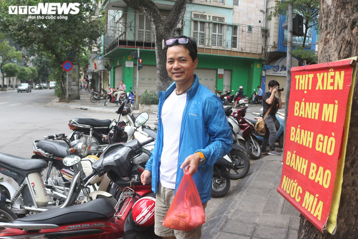 Người Hà Nội xếp hàng dài, chờ cả tiếng đồng hồ mua bánh trôi ngày Tết Hàn thực - 6