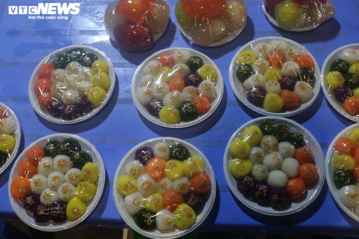 Người Hà Nội xếp hàng dài, chờ cả tiếng đồng hồ mua bánh trôi ngày Tết Hàn thực - 9