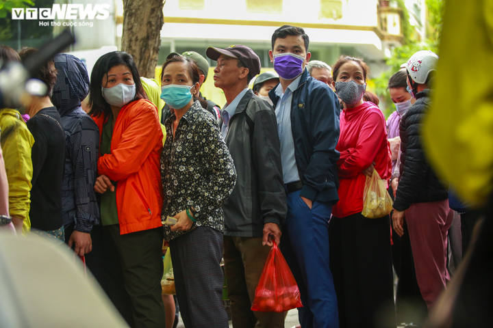 Người Hà Nội xếp hàng dài, chờ cả tiếng đồng hồ mua bánh trôi ngày Tết Hàn thực - 3