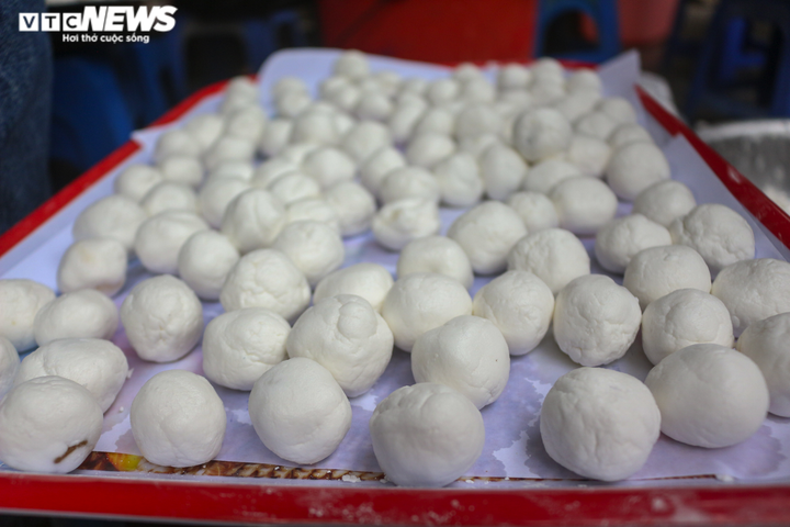 Người Hà Nội xếp hàng dài, chờ cả tiếng đồng hồ mua bánh trôi ngày Tết Hàn thực - 5