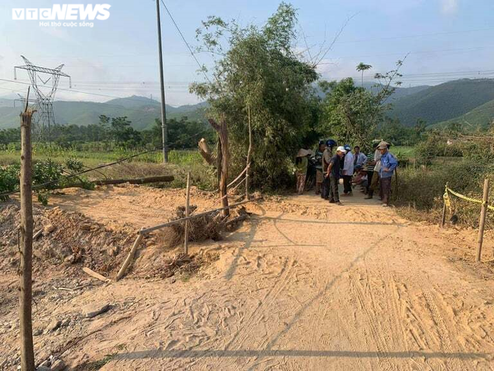 Người dân Huế lập hàng rào chặn thi công cao tốc Cam Lộ - La Sơn - 1